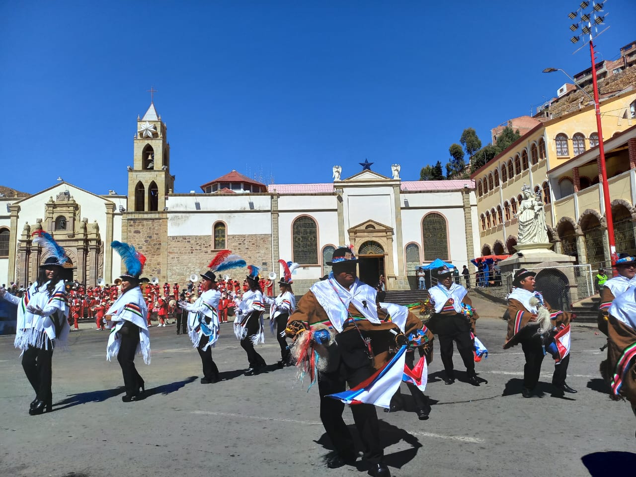 Miles de danzarines celebran en Oruro el Primer Convite rumbo al Carnaval 2024 