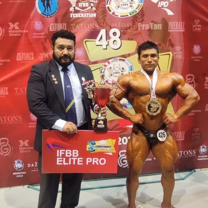 Arce felicita a Moisés Ugarte por obtener la medalla de oro en campeonato de fisicoculturismo 