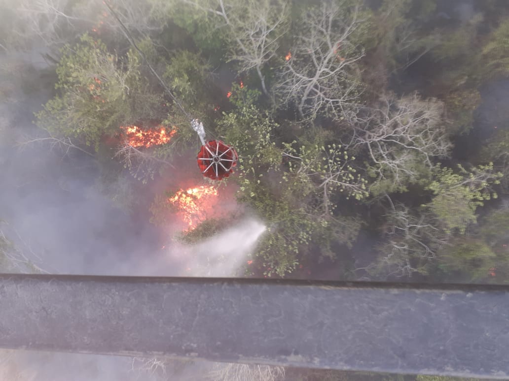 Helicópteros descargaron cerca de un millón litros de agua en zonas afectadas por los incendios