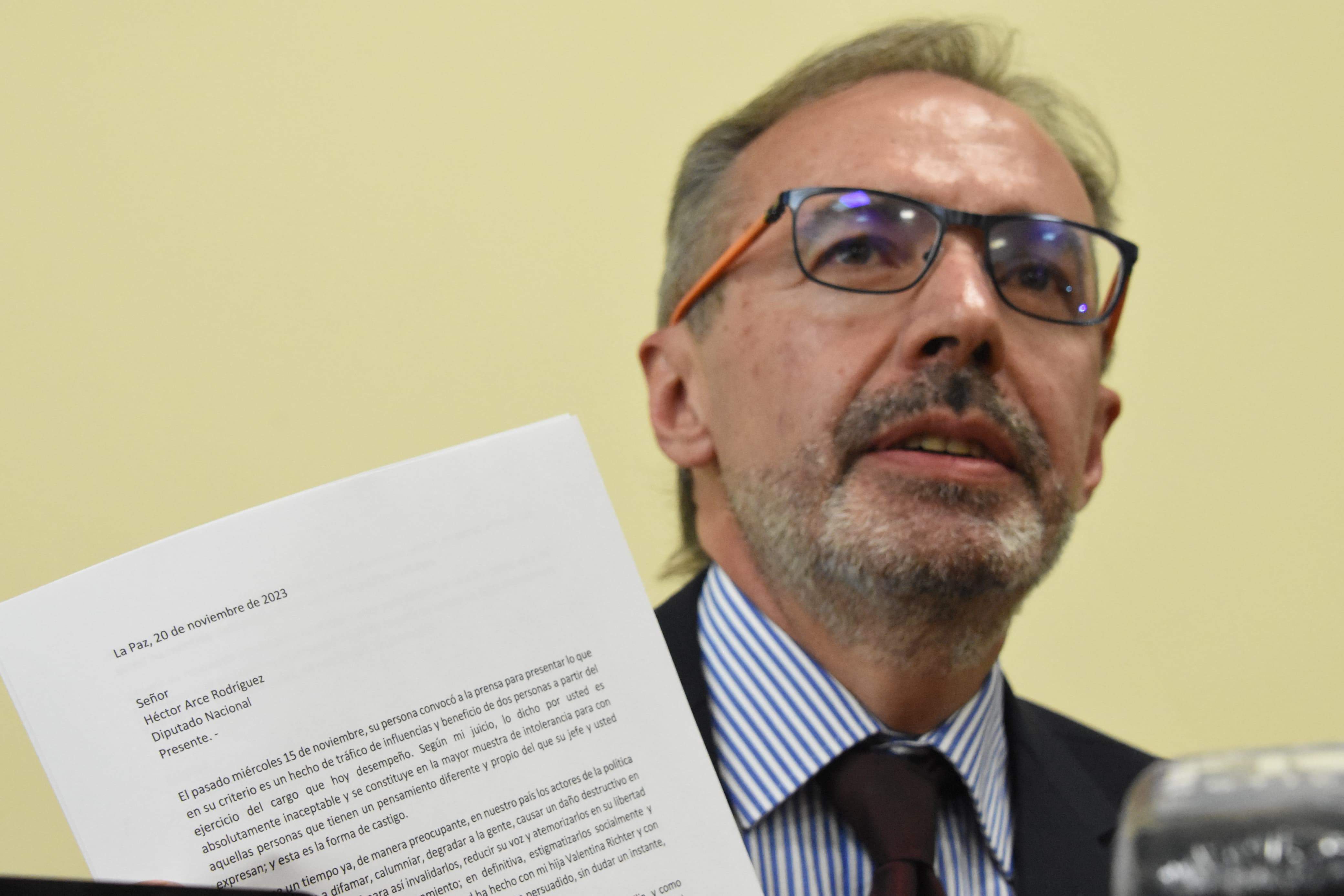 Richter reta a diputado Arce a despojarse de sus privilegios y probar en la vía penal denuncias contra su hija