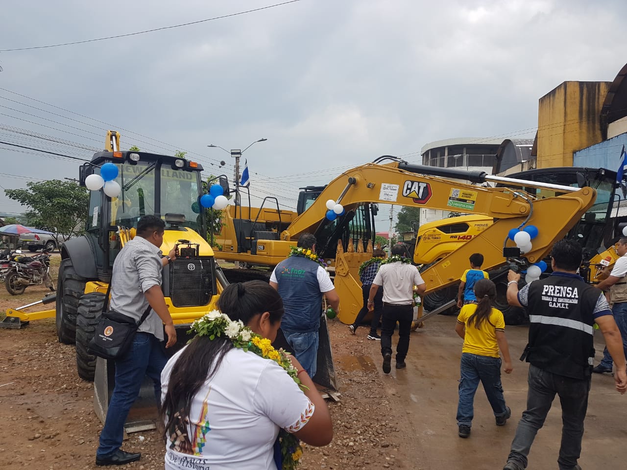 En El Torno entregan maquinaria pesada para recojo de basura y mejoramiento vial