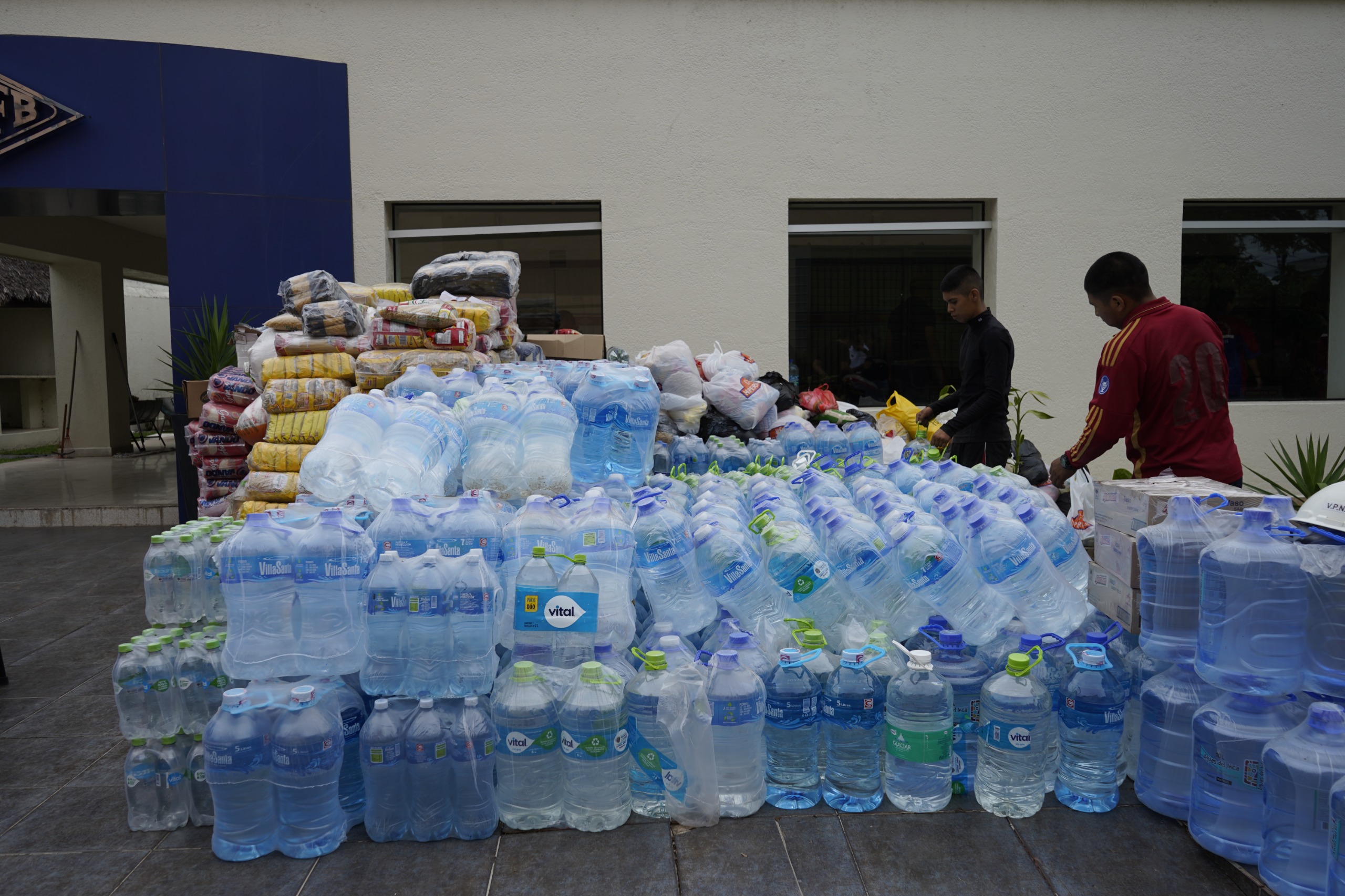 YPFB entrega 7 toneladas de víveres para los damnificados de incendios y sequía 