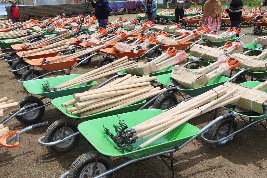 Gobierno entrega herramientas e inicia campaña de reforestación y limpieza en Huatajata