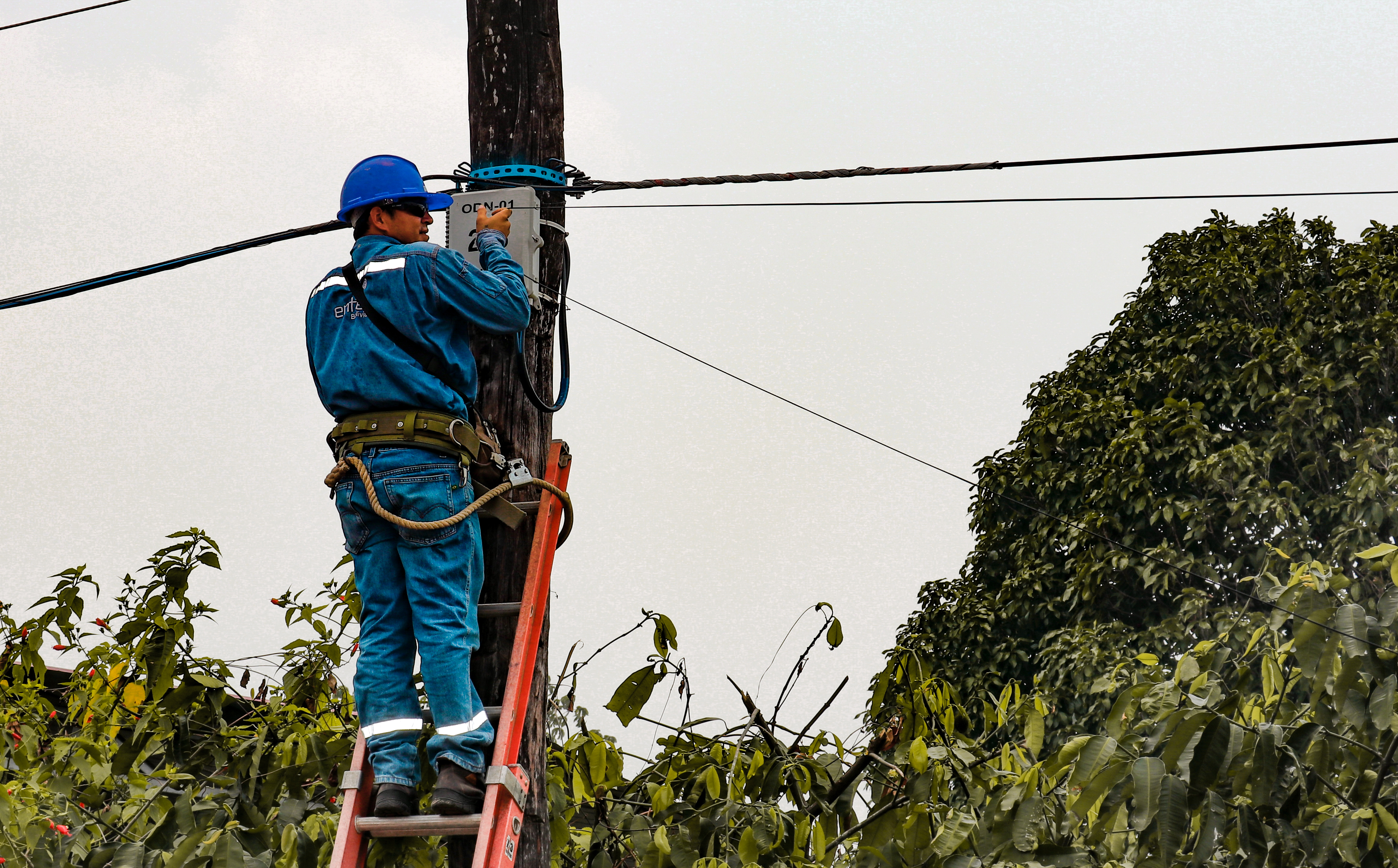 Entel impulsa el progreso tecnológico en dos localidades de Santa Cruz con servicio de Fibra Óptica Al Hogar
