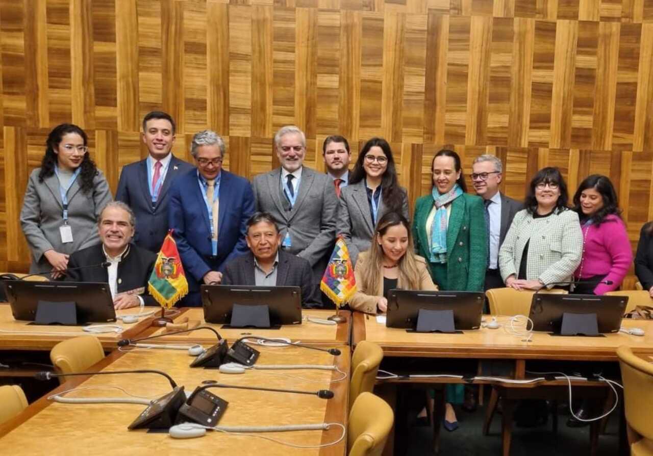 Bolivia socializa en Ginebra plan de revisión crítica de la clasificación de la hoja de coca para su despenalización