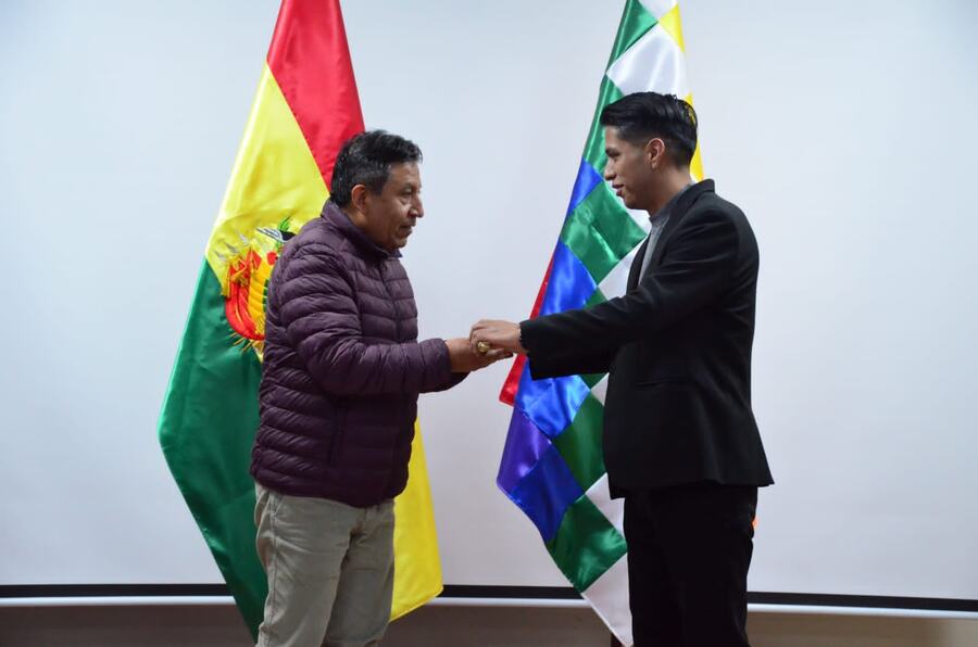 Choquehuanca recibe el Bastón de Mando y asume la presidencia interina de Bolivia