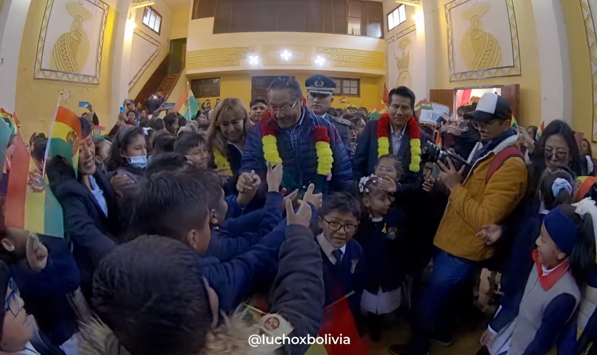 Arce visita la escuela México y destaca importancia del estudio