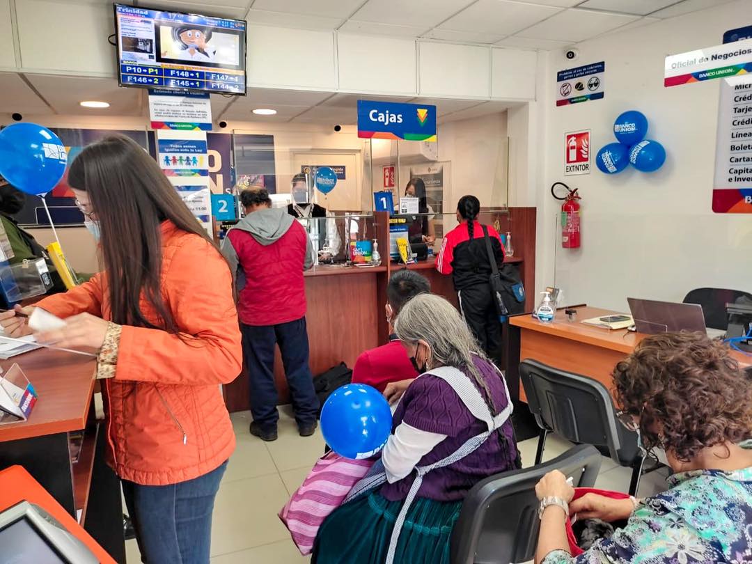 Analista destaca que Banco Unión “se ha erigido como líder entre las entidades financieras del país” y cuestiona a diputado