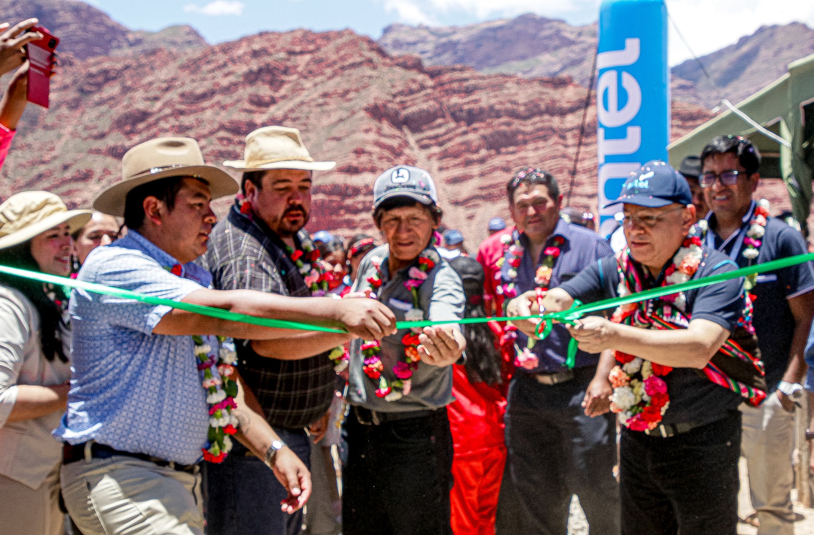 Nueva Radio Base de Entel amplía cobertura de telefonía e internet en la comunidad Vivicha