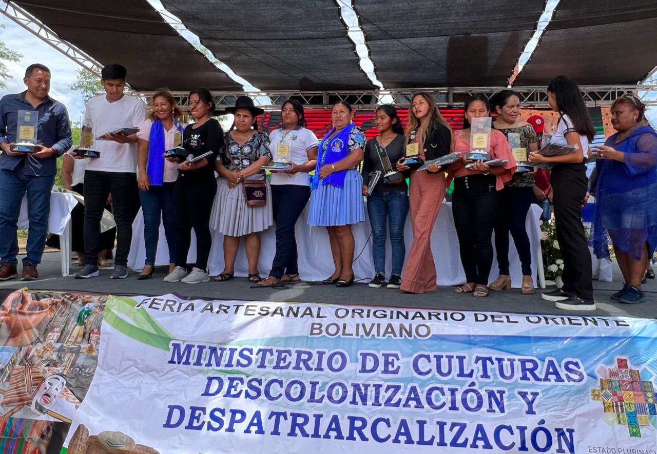 Culturas premia con laptops a siete estudiantes ganadores del concurso de ensayos sobre el patrimonio inmaterial