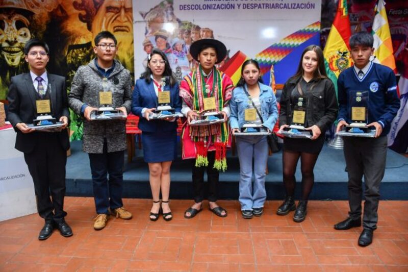 Culturas premia a estudiantes ganadores del concurso “Conoce Nuestro Patrimonio” en La Paz 