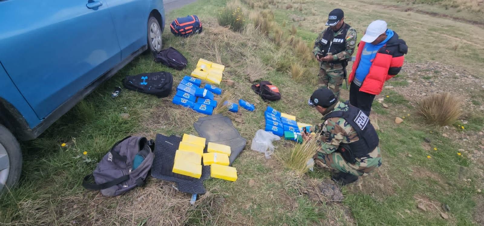 Interceptan dos vehículos con 58,5 kilos de cocaína en la ruta La Paz - Desaguadero 