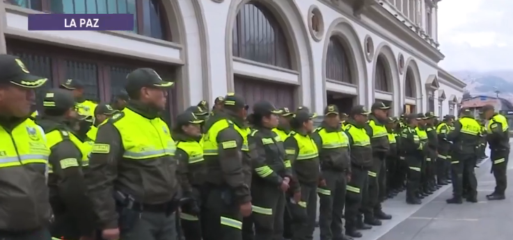 Por fiestas de fin de año: Alrededor de 1.000 policías se movilizan por siete vías comerciales de la urbe paceña