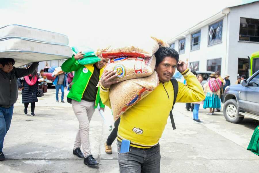 Defensa entrega más de 49 toneladas de ayuda humanitaria para 2.005 familias de cinco municipios de La Paz