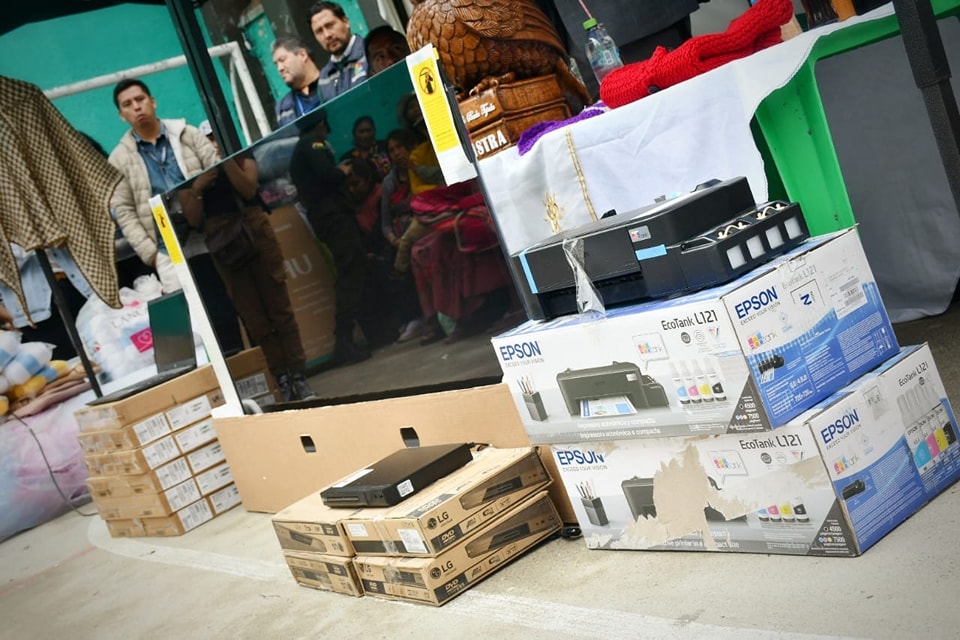 Ministra Prada entrega donación de electrodomésticos a reclusas de Obrajes