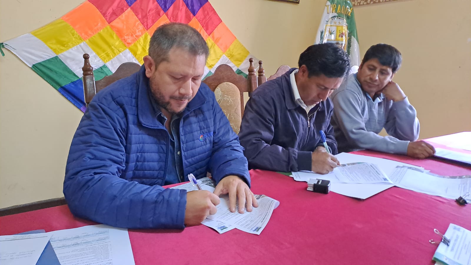 EBIH y Tiraque firman contrato de venta de fertilizantes para fortalecer producción de papa