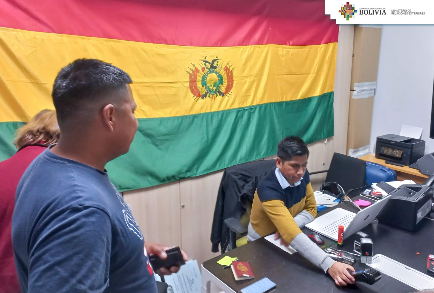 En tres años, Cancillería viabilizó cerca de un millón de trámites de bolivianos que residen en el exterior