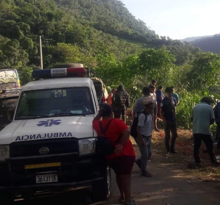 Confirman tres fallecidos y 19 heridos en embarrancamiento en la ruta Caranavi – Alto Beni