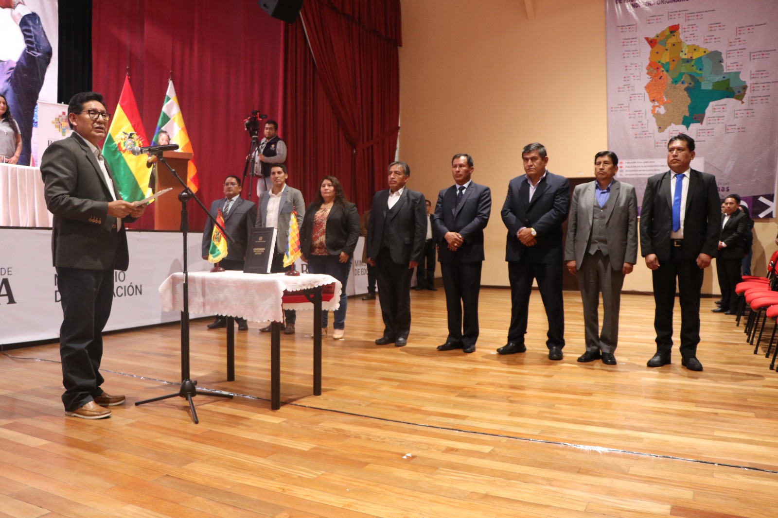 Posesionan a nuevos directores y subdirectores departamentales de Educación