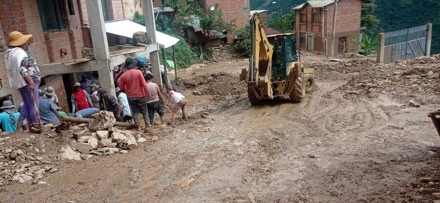 Viceministerio de Defensa Civil y alcaldía coordinan intervención y ayuda humanitaria en la comunidad Las Mercedes