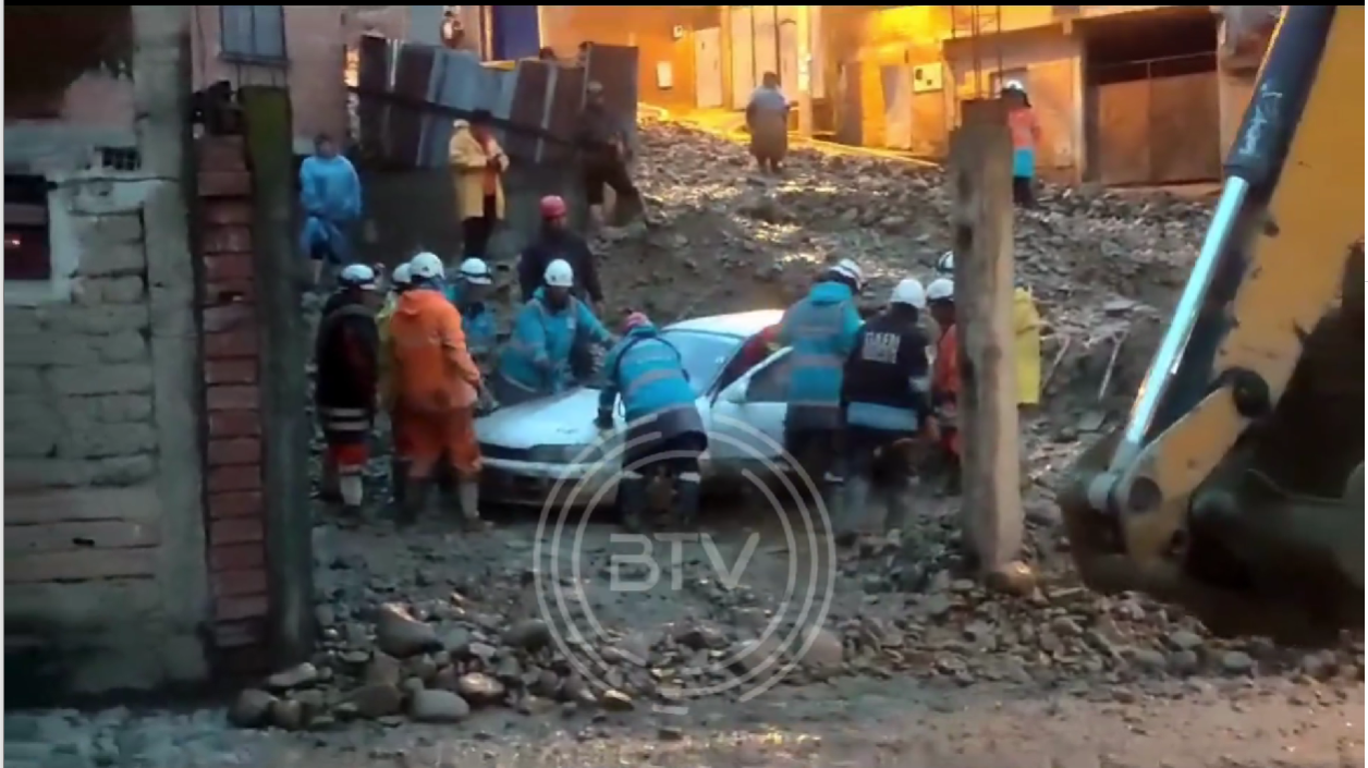Lluvias provocan mazamorra en zona de La Paz y afectan a tres viviendas y dos vehículos
