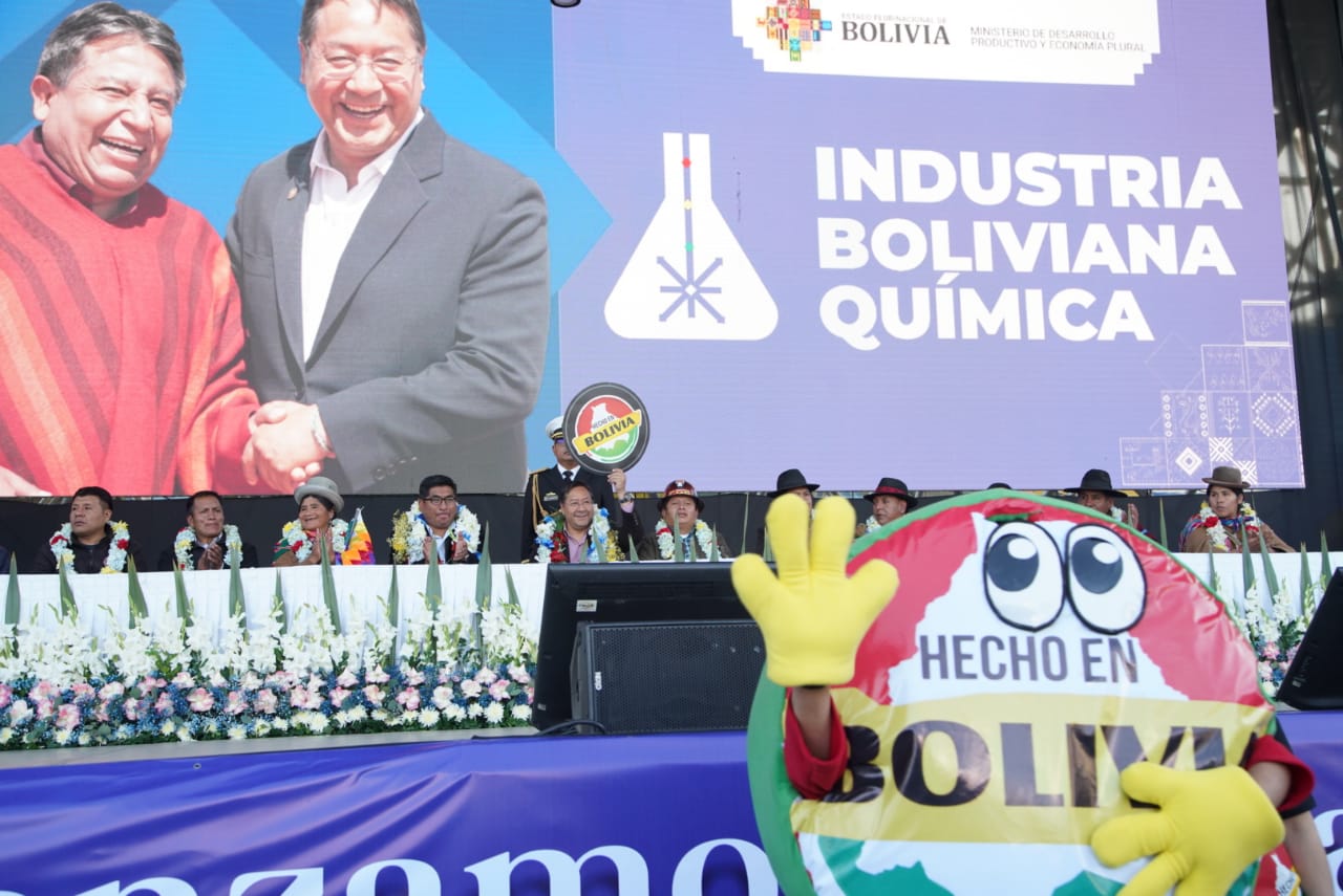Gobierno crea la Industria Boliviana Química y destina Bs 3.409 millones para su implementación