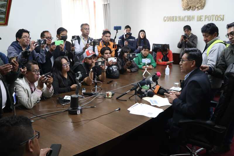 Ministro de Educación desmiente denuncias de favorecer a una supuesta empresa familiar