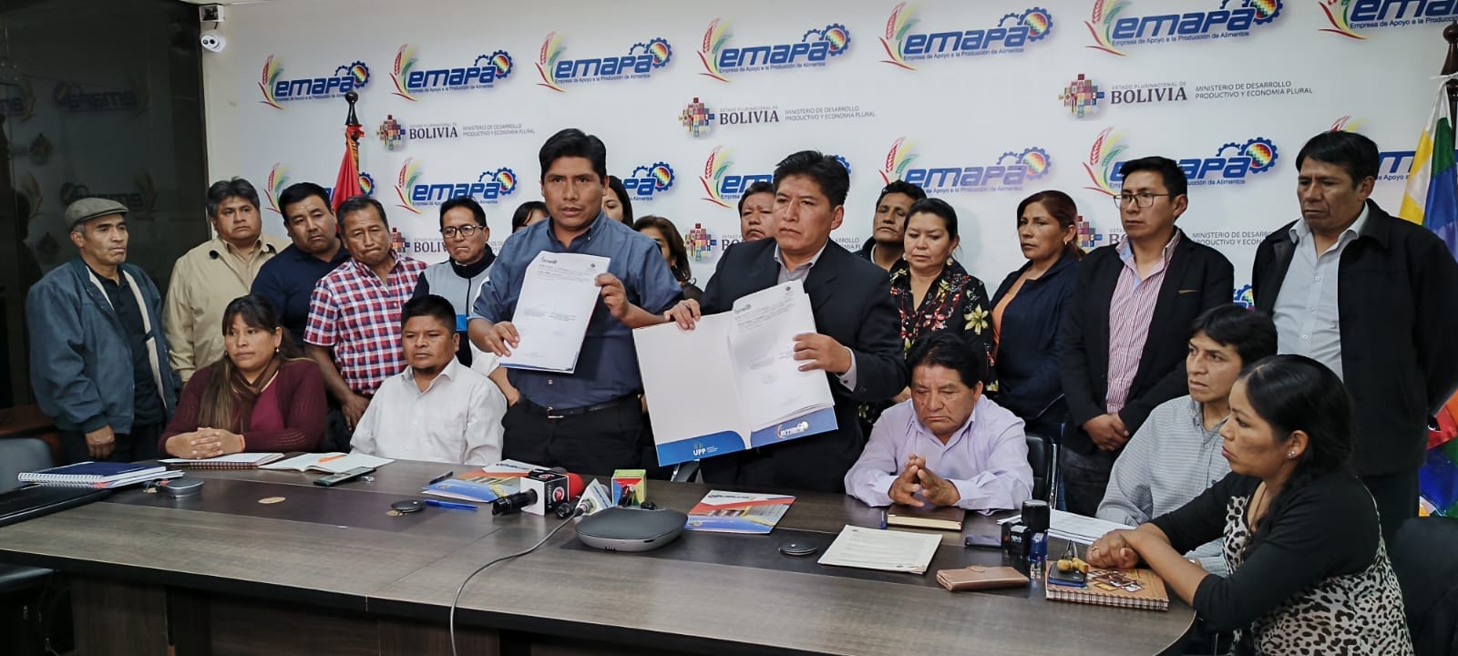 El Gobierno y panificadores acuerdan mantener el precio del pan en Bs 0,50 la unidad