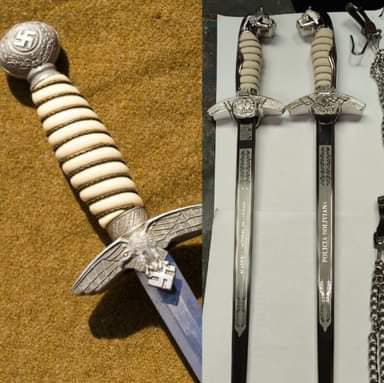 En espadines de cadetes de la Anapol se cambia símbolos nazis por el Chachapuma de la cultura de Tiwanaku