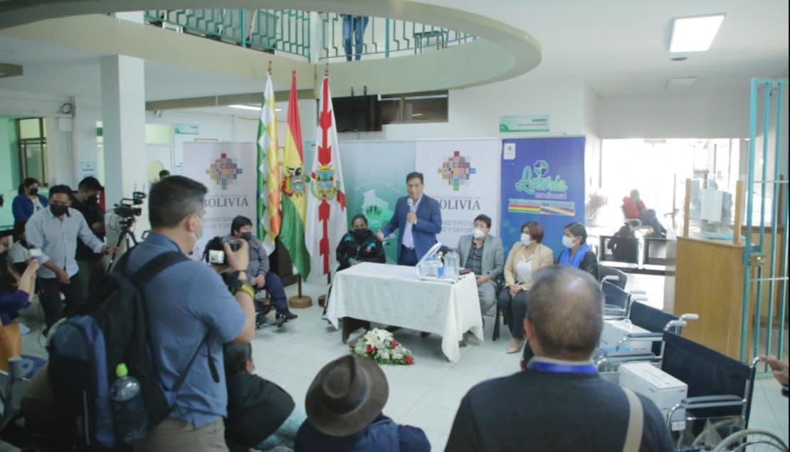 Salud asiste con insumos médicos a hermanos que sufren Distrofia Muscular de Ecker en Sucre