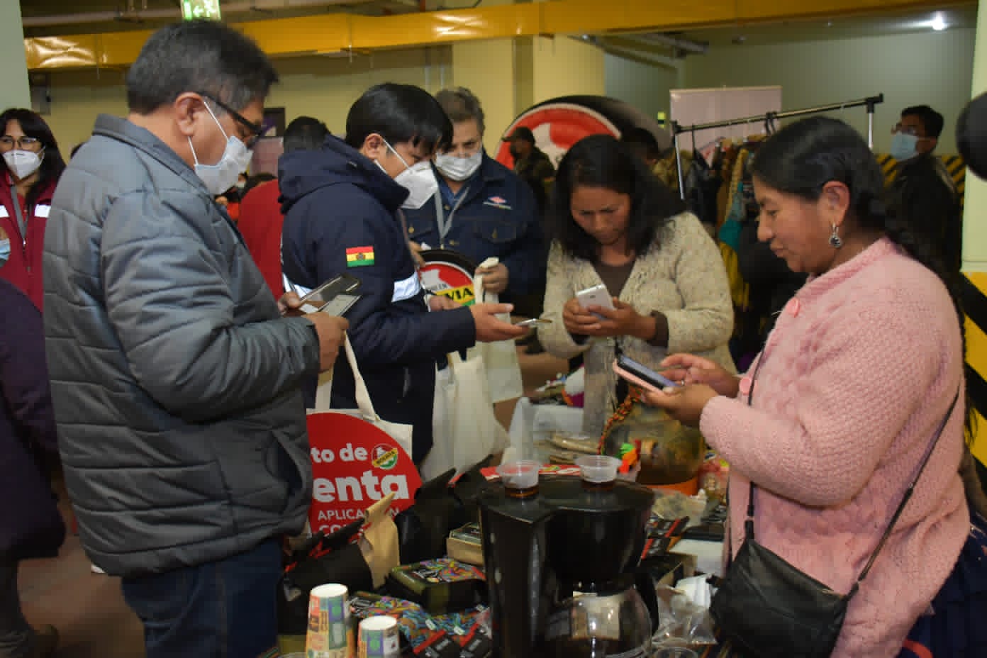 Al menos 100 microempresas exponen productos en ambientes de YPFB de La Paz
