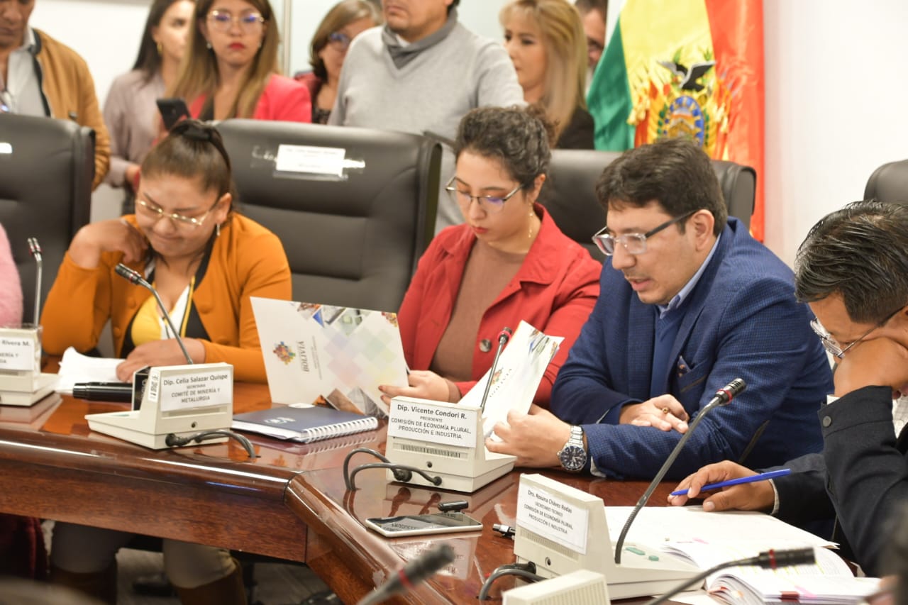 Ministro Molina asegura que convenio con firma rusa tiene hoja de ruta y cronograma para la planta de litio