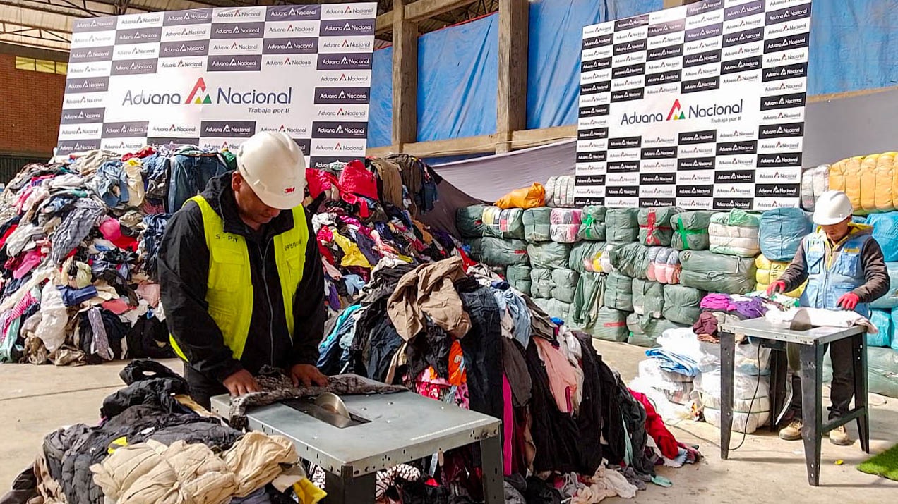Aduana Oruro pone en subasta ecológica 46 toneladas de ropa usada inutilizada