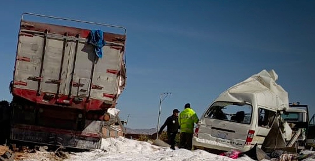 Tráiler colisiona contra un minibús y deja alrededor de 14 personas fallecidas en la carretera Oruro – Potosí