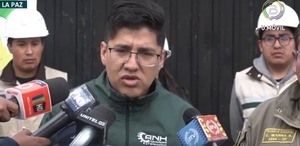 En Patacamaya identifican puntos de acopio e incautan más de 1.000 litros de combustible, atacan a personal de la AHN