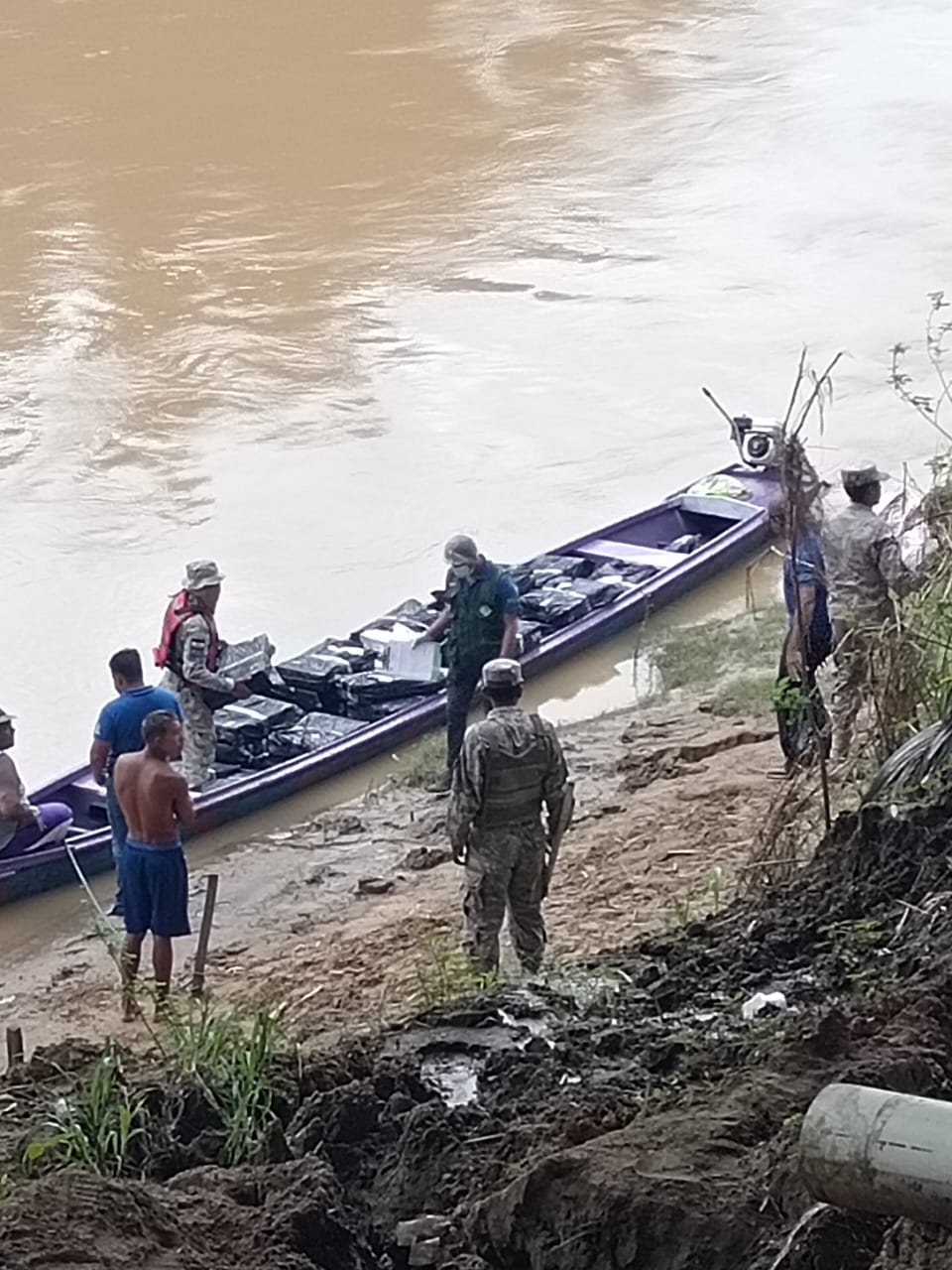 Comisan 30 cajas con carne de pollo de contrabando en el río Acre