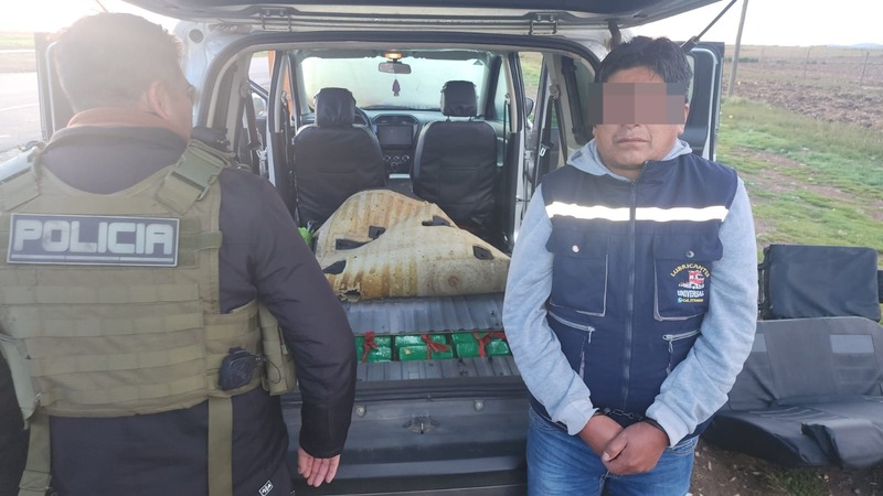 Felcn aprehende a un hombre en posesión de 67 paquetes de cocaína en la carretera La Paz – Oruro