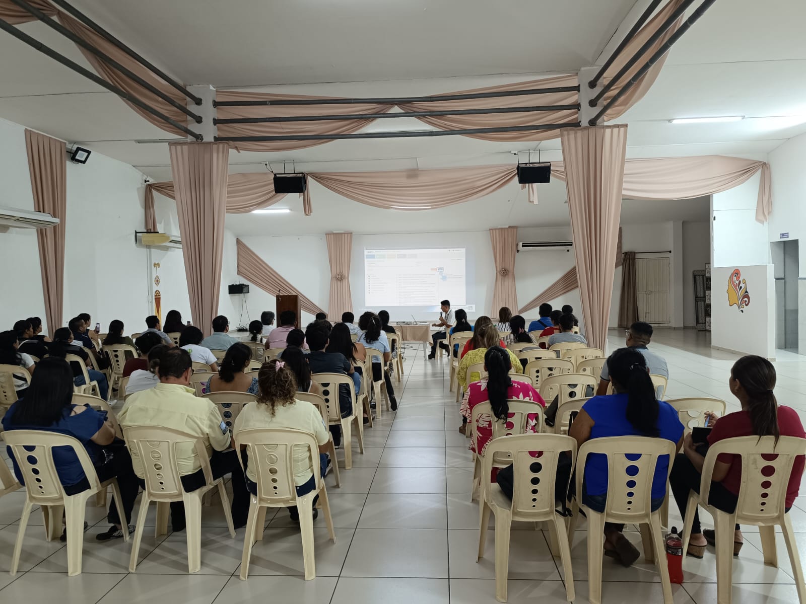 Impuestos capacita a auditores de Santa Cruz sobre presentación de estados financieros en línea 