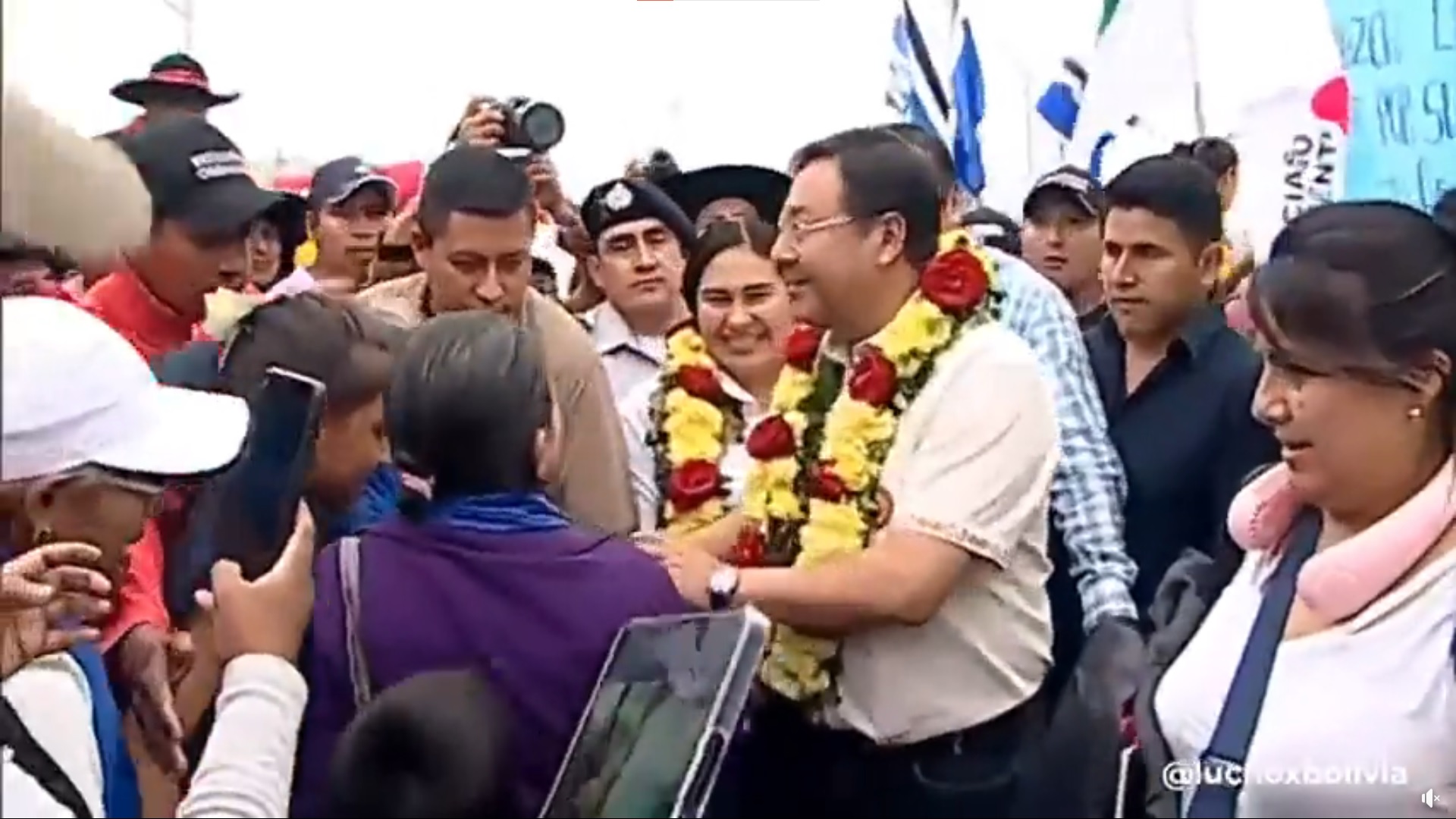 Presidente advierte que hay personas que “no escatiman estrangular la economía” para luego nombrarse salvadores