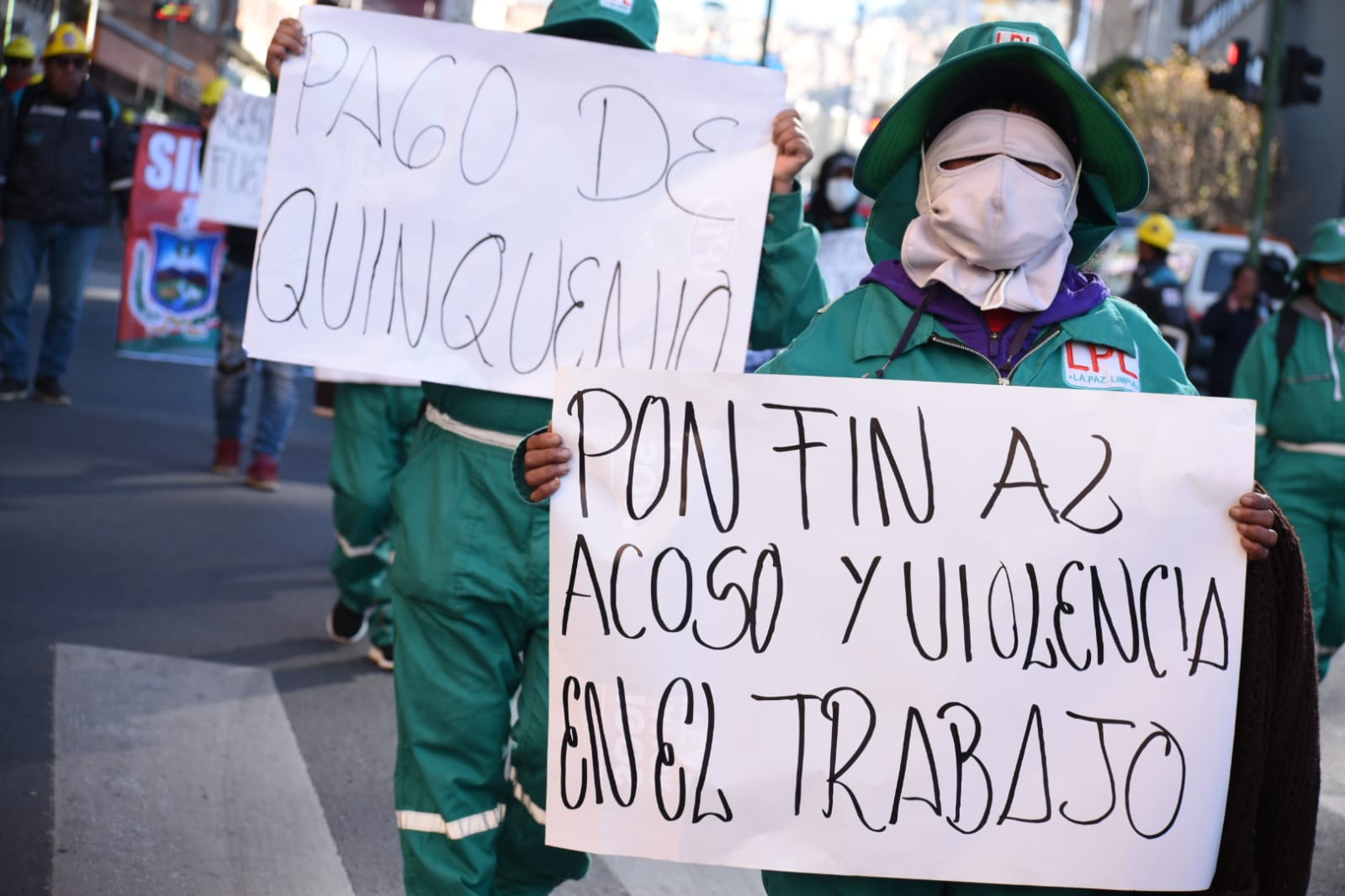 Trabajadores municipales marchan en el centro paceño exigiendo a Arias respeto a los derechos laborales