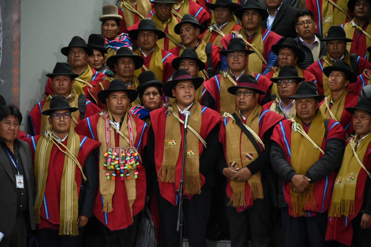 Presidente Arce y Ponchos Rojos de la provincia Omasuyus acuerdan viabilizar proyectos de desarrollo