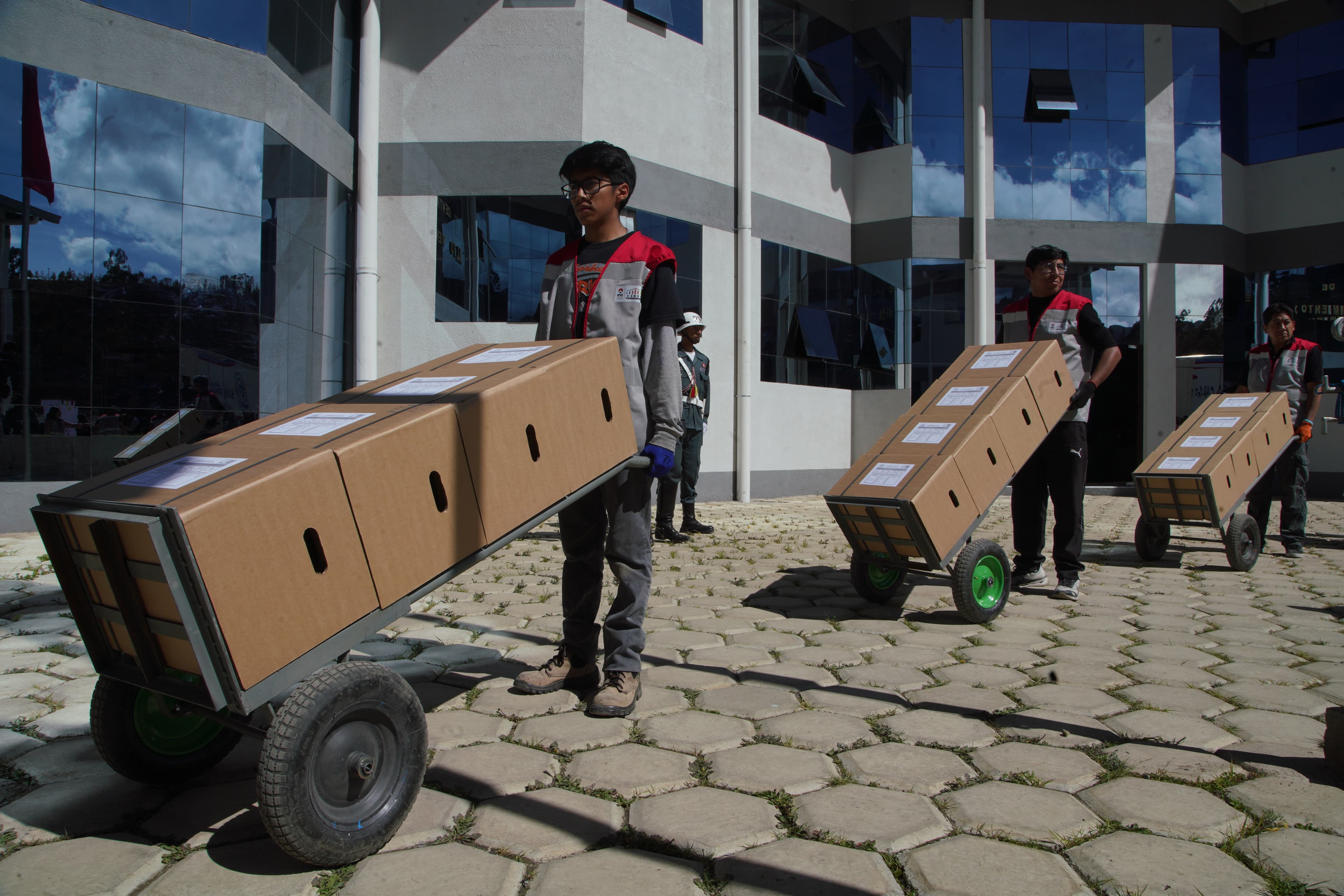 Arriban a La Paz 881 cajas censales de Pando para procesamiento de los datos