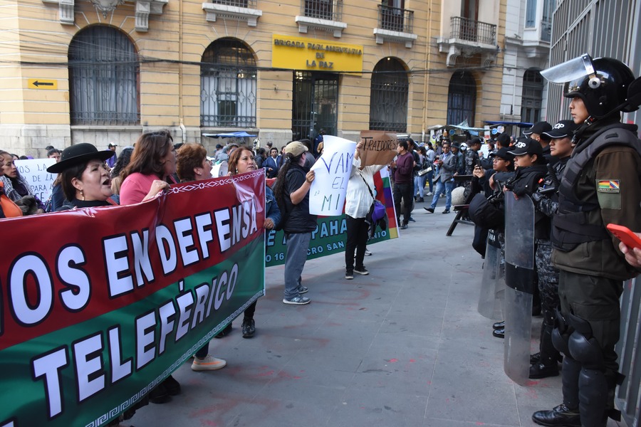 Vecinos marchan hasta el Legislativo y exigen aprobar el crédito para la línea Café del Teleférico