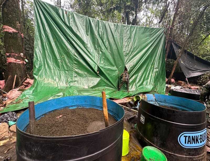 Felcn destruye dos fábricas móviles de cocaína en Cochabamba y aprehende a seis personas 