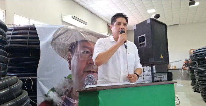 Gobierno entrega tanques de agua e insumos valuados en Bs 2 millones a 21 municipios de Santa Cruz