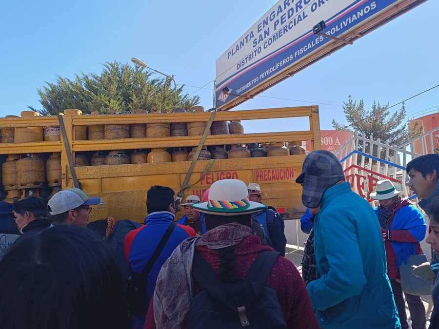 YPFB vende más de 1.100 garrafas con GLP en su planta de Oruro y pide levantar bloqueos 