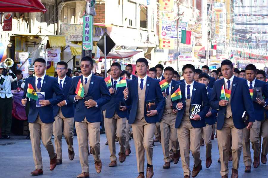 Estudiantes de La Paz inician desfiles en conmemoración a los 199 años de Bolivia 
