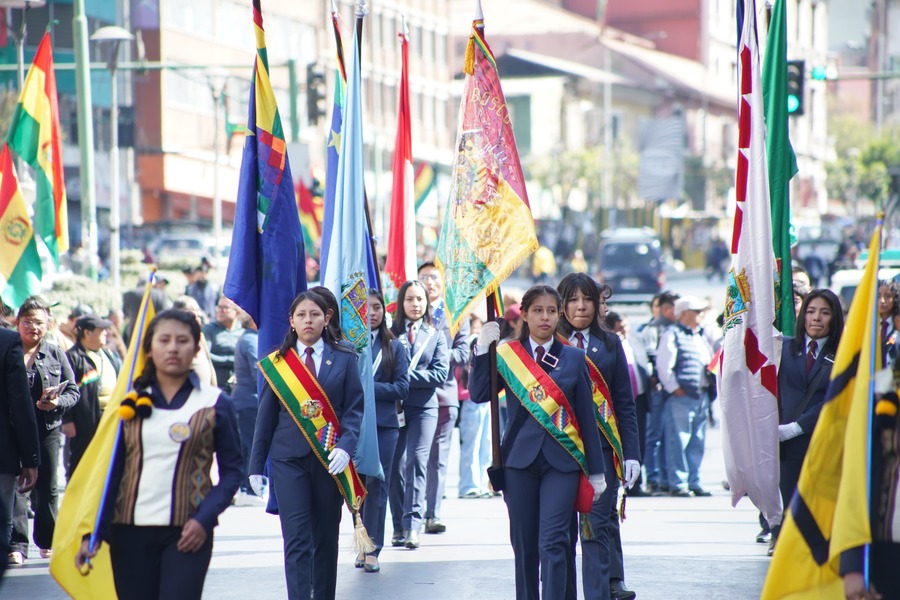 Estudiantes rinden su homenaje a los 199 años de Bolivia 
