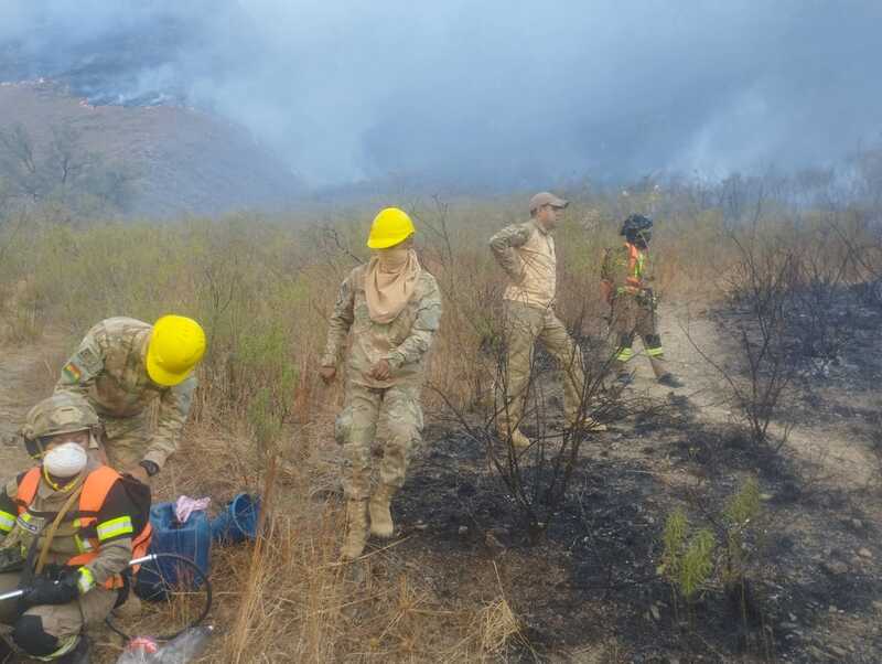 Bomberos forestales controlan incendio en Tarija
