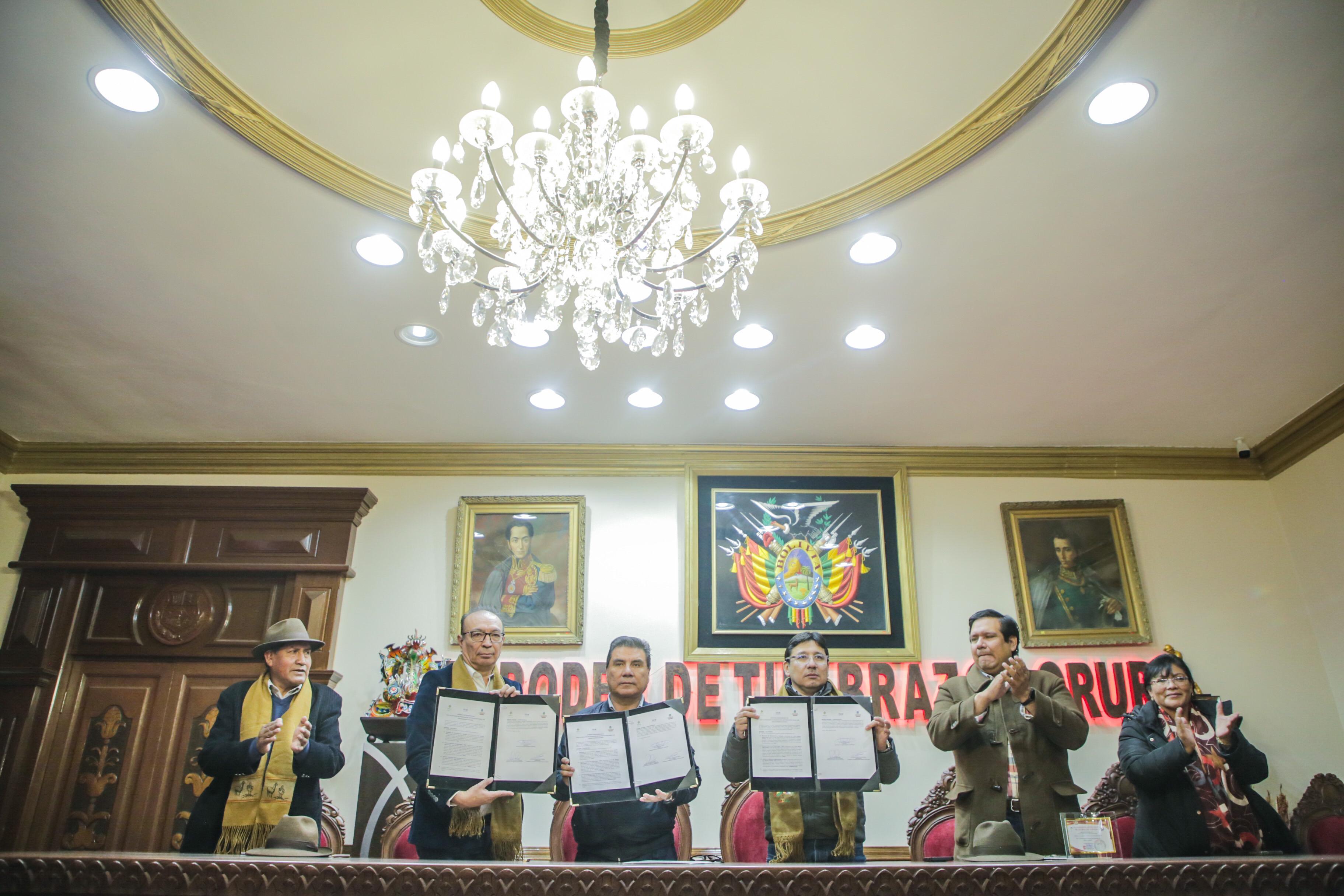 Rubrican convenio que viabiliza delegación competencial para programas de electrificación rural en Oruro